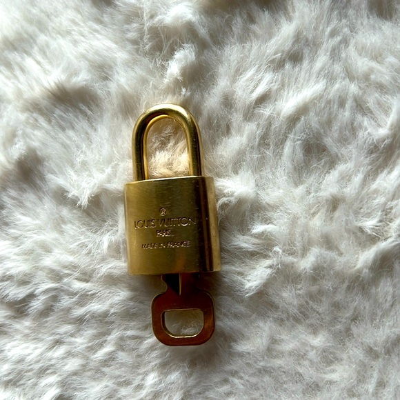 Louis Vuttion Key 317 - Picture 5 of 5